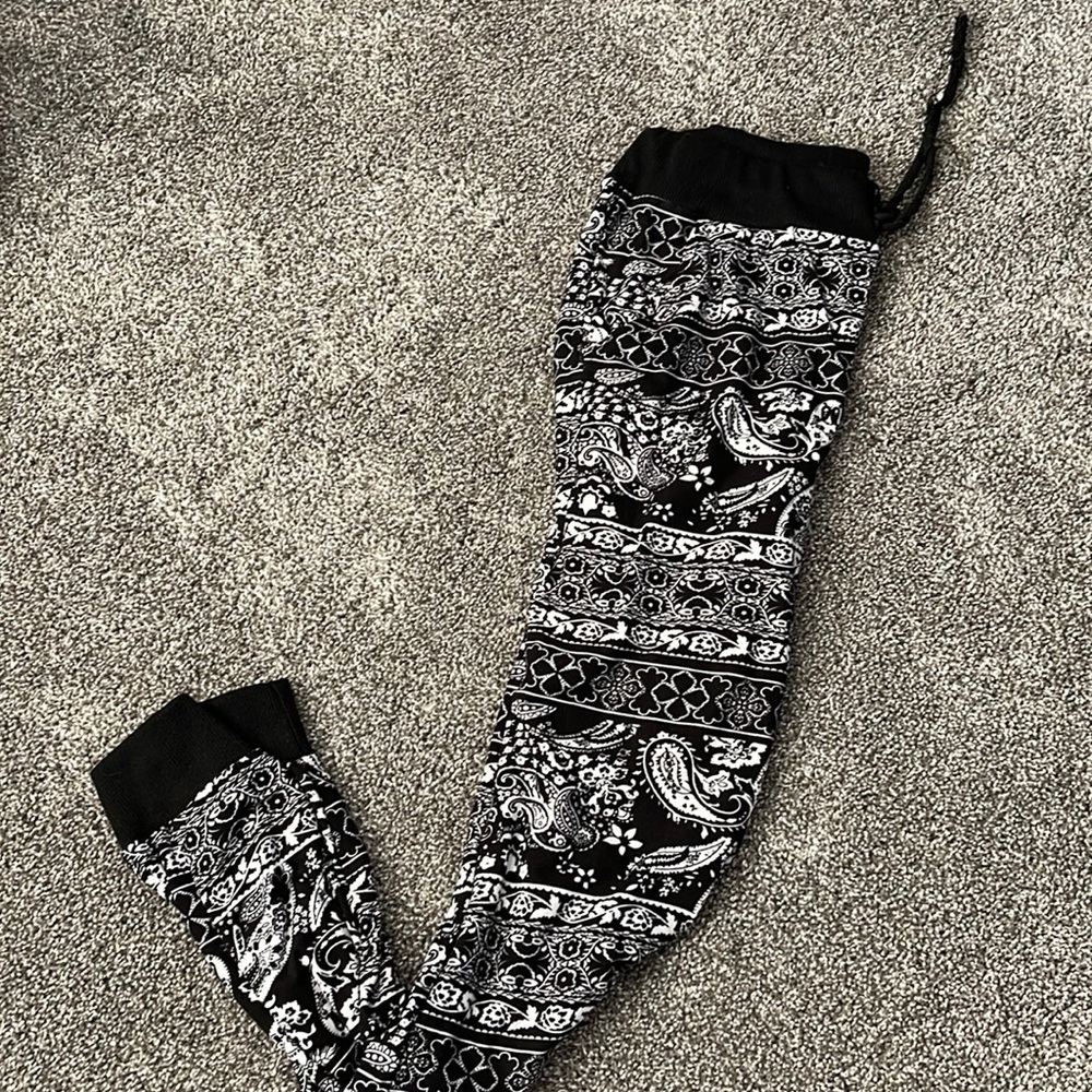 Comfy black & white pants with pockets